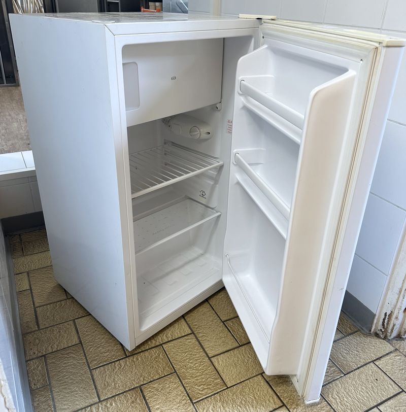 REFRIGERATEUR AVEC COMPARTIMENT CONGELATEUR 80 LITRES DE MARQUE FRIONOR MODELE DF1-12 FRI EN ACIER LAQUE DE COULEUR BLANC. 83 X 47 X 49 CM. LOCALISATION : ORANGE SAINT-MAUR - 67 BOULEVARD RABELAIS - 94100 SAINT-MAUR-DES-FOSSES.