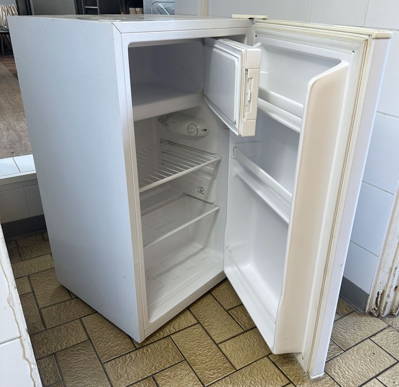 REFRIGERATEUR AVEC COMPARTIMENT CONGELATEUR 80 LITRES DE MARQUE FRIONOR MODELE DF1-12 FRI EN ACIER LAQUE DE COULEUR BLANC. 83 X 47 X 49 CM. LOCALISATION : ORANGE SAINT-MAUR - 67 BOULEVARD RABELAIS - 94100 SAINT-MAUR-DES-FOSSES.