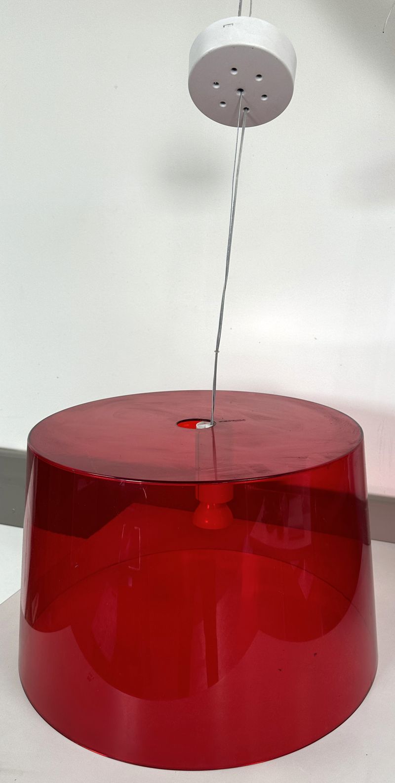 SUSPENSION DESIGN BASAGLIA ROTA NODARI MODELE LOOTS EDITION PEDRALI EN POLYCARBONATE TRANSLUCIDE DE COULEUR ROUGE POMPIER ET ECLAIRAGE LED. 23 X 52 CM. 4 UNITES. VENDU A L'UNITE AVEC FACULTE DE REUNION. LOCALISATION : ORANGE SAINT-MAUR - 67 BOULEVARD RABELAIS - 94100 SAINT-MAUR-DES-FOSSES.