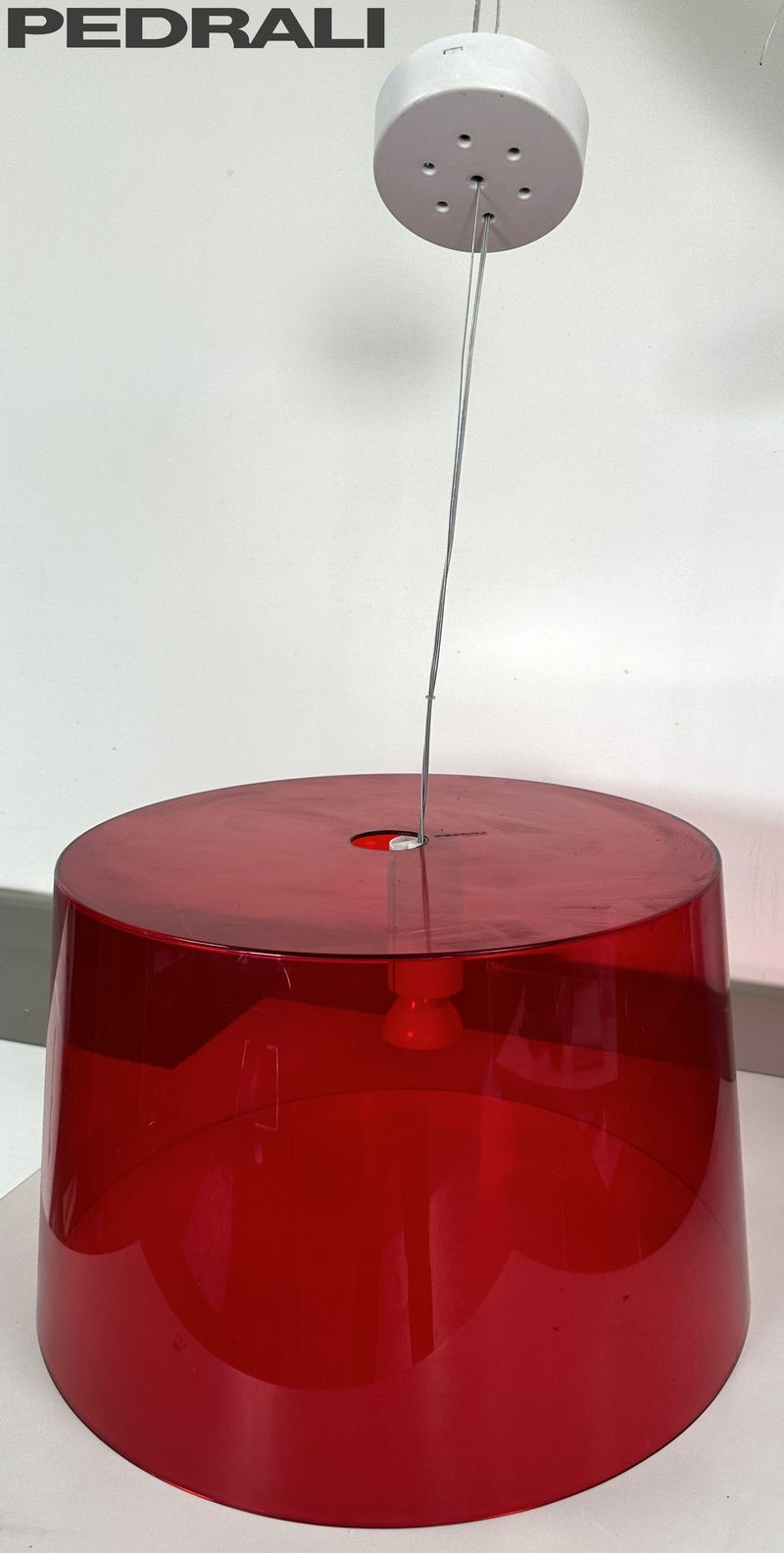 SUSPENSION DESIGN BASAGLIA ROTA NODARI MODELE LOOTS EDITION PEDRALI EN POLYCARBONATE TRANSLUCIDE DE COULEUR ROUGE POMPIER ET ECLAIRAGE LED. 23 X 52 CM. 4 UNITES. VENDU A L'UNITE AVEC FACULTE DE REUNION. LOCALISATION : ORANGE SAINT-MAUR - 67 BOULEVARD RABELAIS - 94100 SAINT-MAUR-DES-FOSSES.