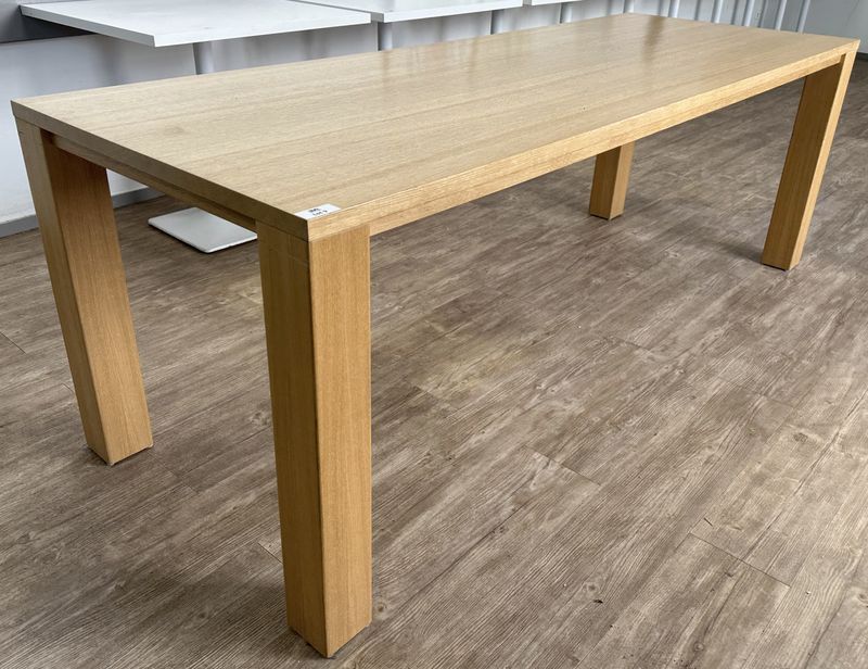 TABLE RECTANGULAIRE EN BOIS STRATIFIER DE COULEUR CHENE REPOSANT SUR 4 PIEDS CARRES. 76 X 220 X 80 CM. LOCALISATION : ORANGE SAINT-MAUR - 67 BOULEVARD RABELAIS - 94100 SAINT-MAUR-DES-FOSSES.