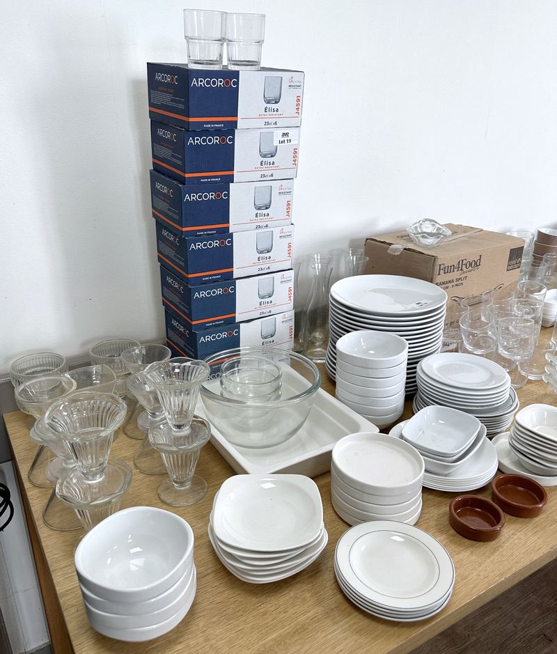 LOT SURPRISE COMPRENNENT : 21 RAMEQUINS A BANANA-SPLIT, 61 VERRES A EAU, 5 CARAFES, 3 BOL DE PREPARATION, 60 RAMEQUINS, 40 ASSIETTES, 19 COUPES A GLACES, ETC... LOCALISATION : ORANGE SAINT-MAUR - 67 BOULEVARD RABELAIS - 94100 SAINT-MAUR-DES-FOSSES.