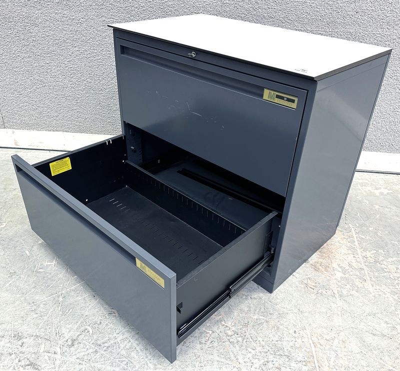 MEUBLE DE RANGEMENT PLATEAU EN RESINE DE COULEUR GRIS PERLE REPOSANT SUR UN MEUBLE EN ACIER LAQUE GRIS ANTHRACITE OUVRANT PAR 2 TIROIRS AVEC SECURITE ANTI-BASCULEMENT DE MARQUE THE MAINE GROUP MODELE STORAGE SOLUTIONS. VENDU AVEC OU SANS CLE. 3 UNITES. VENDU A L'UNITE AVEC FACULTE DE REUNION. 73.5 X 80 X 47.5 CM.