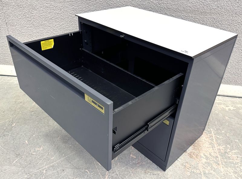 MEUBLE DE RANGEMENT PLATEAU EN RESINE DE COULEUR GRIS PERLE REPOSANT SUR UN MEUBLE EN ACIER LAQUE GRIS ANTHRACITE OUVRANT PAR 2 TIROIRS AVEC SECURITE ANTI-BASCULEMENT DE MARQUE THE MAINE GROUP MODELE STORAGE SOLUTIONS. VENDU AVEC OU SANS CLE. 3 UNITES. VENDU A L'UNITE AVEC FACULTE DE REUNION. 73.5 X 80 X 47.5 CM.