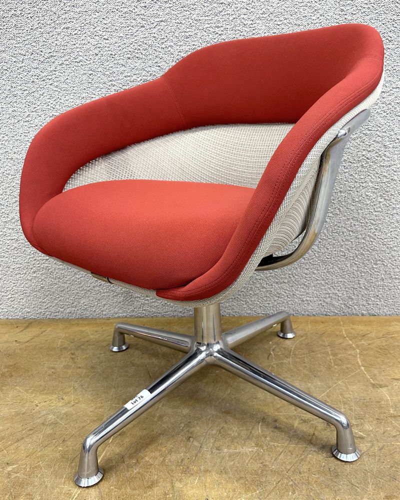 FAUTEUIL PIVOTANT DESIGN SCOTT WILSON MODELE SW1 CHAIR EDITION COALESSE, STRUCTURE EN ALUMINIUM POLI, GARNITURE INTERIEURE EN TISSU CHINE DE COULEUR ROUGE, DOSSIER EN RESILLE DE COULEUR IVOIRE, PIETEMENT EN ETOILE A 4 BRANCHES SUR PATINS. HAUTEUR MAXI : 80 X 70 X 63 CM. 2 UNITES. VENDU A L'UNITE AVEC FACULTE DE REUNION.