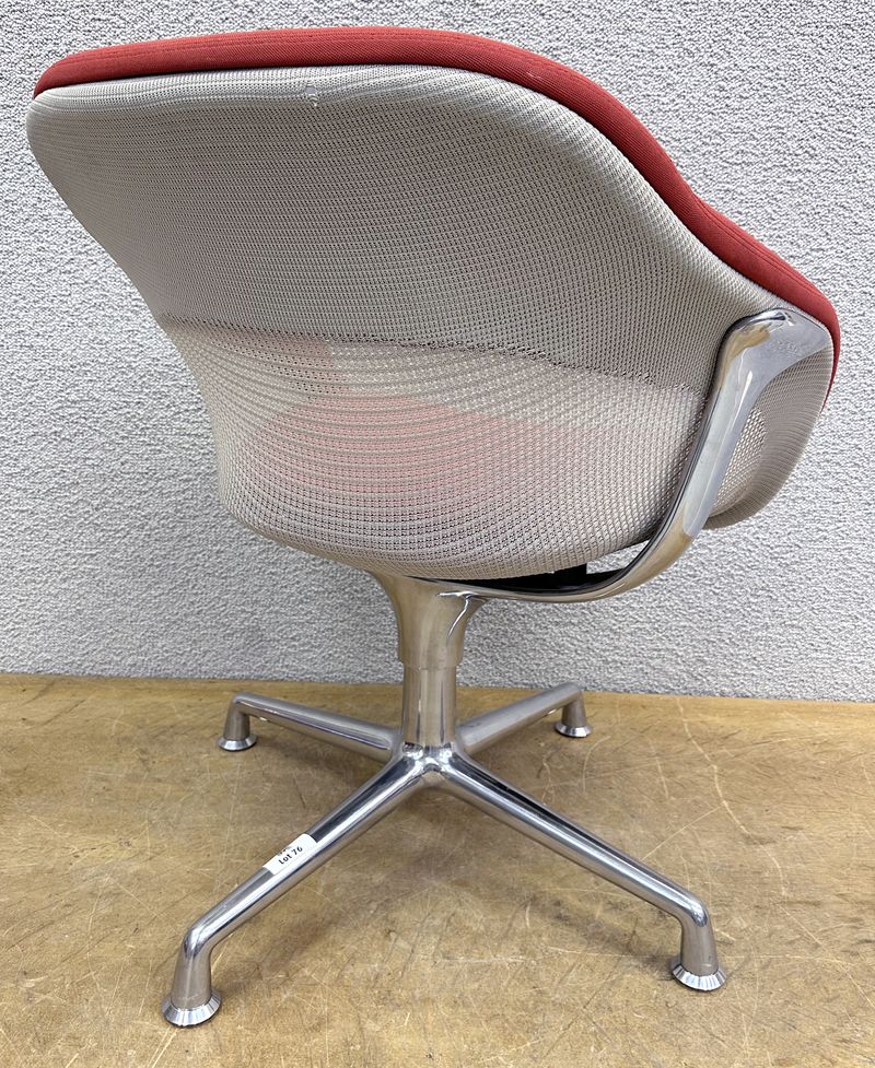 FAUTEUIL PIVOTANT DESIGN SCOTT WILSON MODELE SW1 CHAIR EDITION COALESSE, STRUCTURE EN ALUMINIUM POLI, GARNITURE INTERIEURE EN TISSU CHINE DE COULEUR ROUGE, DOSSIER EN RESILLE DE COULEUR IVOIRE, PIETEMENT EN ETOILE A 4 BRANCHES SUR PATINS. HAUTEUR MAXI : 80 X 70 X 63 CM. 2 UNITES. VENDU A L'UNITE AVEC FACULTE DE REUNION.