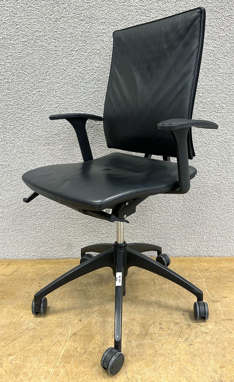 FAUTEUIL DE BUREAU DE MARQUE SEDUS MODELE OPEN UP, ASSISE ET DOSSIER EN CUIR DE COULEUR NOIR REPOSANT SUR UN PIETEMENT ETOILE A 5 BRANCHES SUR ROULETTES EN FONTE D'ALUMINIUM LAQUE NOIR. 102 X 70 X 67 CM.