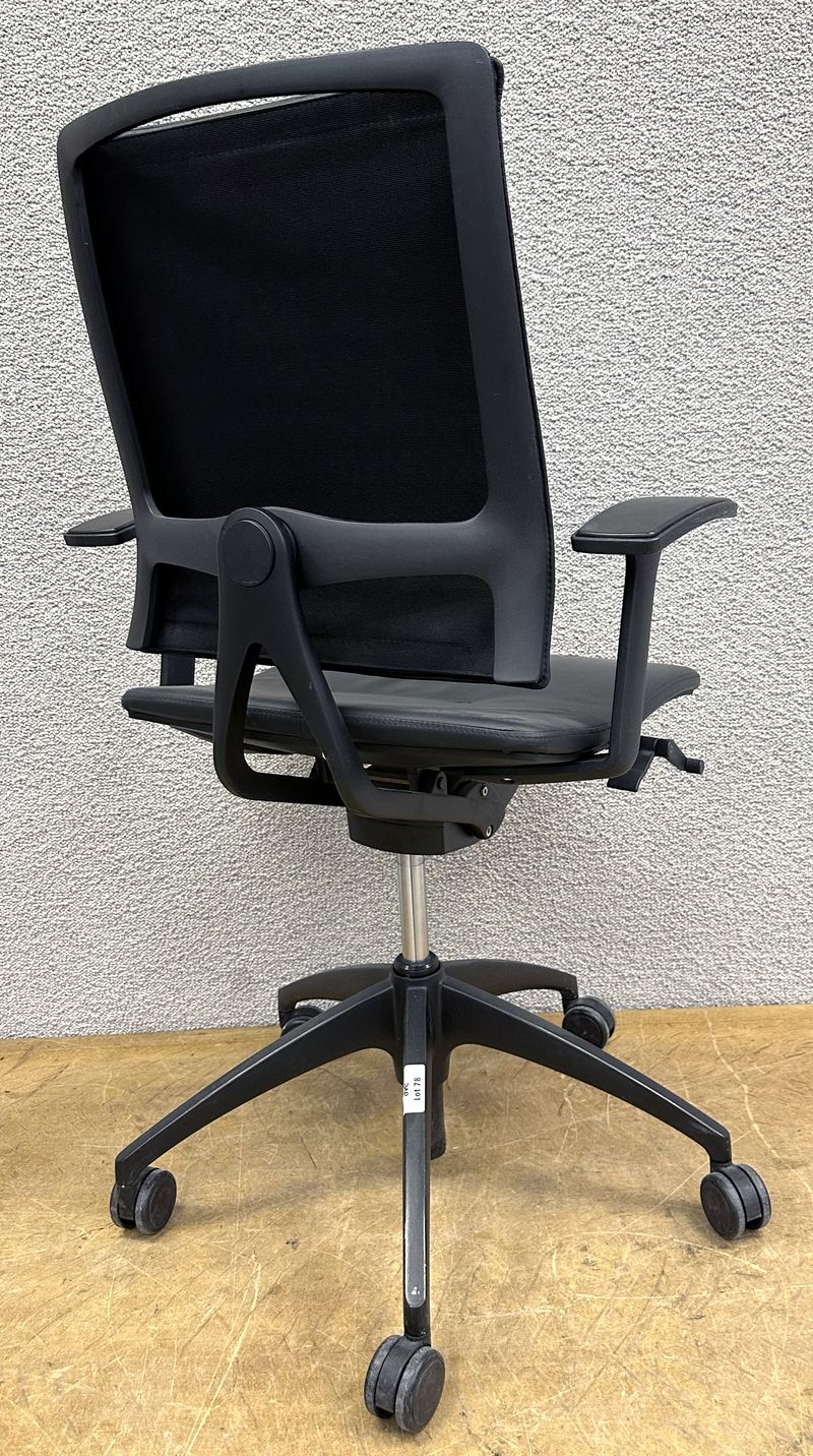 FAUTEUIL DE BUREAU DE MARQUE SEDUS MODELE OPEN UP, ASSISE ET DOSSIER EN CUIR DE COULEUR NOIR REPOSANT SUR UN PIETEMENT ETOILE A 5 BRANCHES SUR ROULETTES EN FONTE D'ALUMINIUM LAQUE NOIR. 102 X 70 X 67 CM.