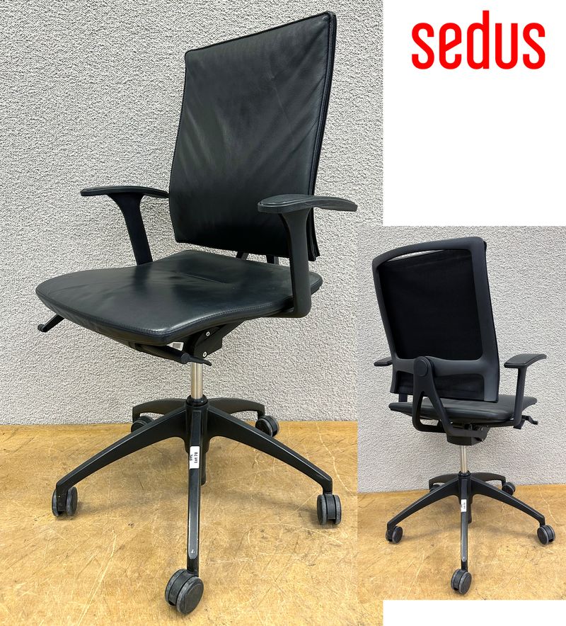 FAUTEUIL DE BUREAU DE MARQUE SEDUS MODELE OPEN UP, ASSISE ET DOSSIER EN CUIR DE COULEUR NOIR REPOSANT SUR UN PIETEMENT ETOILE A 5 BRANCHES SUR ROULETTES EN FONTE D'ALUMINIUM LAQUE NOIR. 102 X 70 X 67 CM.