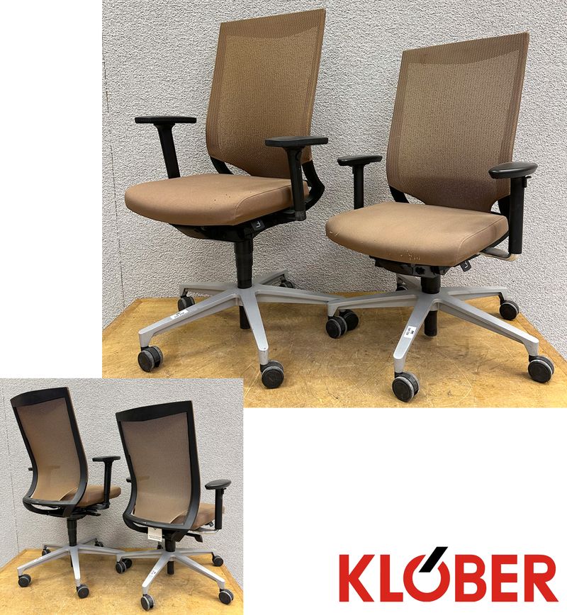 PAIRE DE FAUTEUIL AJUSTABLE ET PIVOTANT DESIGN MATTIAS DOHM MODELE DUREA EDITION KLOBER, DOSSIER EN RESSILE ET ASSISE EN TISSU DE COUEUR MARRON GLACE REPOSENT SUR UN PIETEMENT ETOILE A 5 BRANCHES SUR ROULETES EN ALUMINIUM LACQUE GRIS. TACHES USURES. 114/102.5 X 67 X 64 CM.