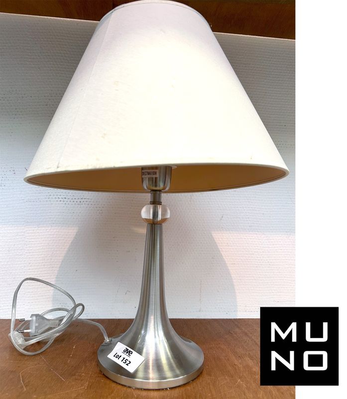 LAMPE DE MARQUE MUNO MODELE PTL-SIL ABAT JOUR EN TISSU BEIGE SUR UN PIETEMENT TULIPE EN INOX BROSSE. 47 X 36 CM.