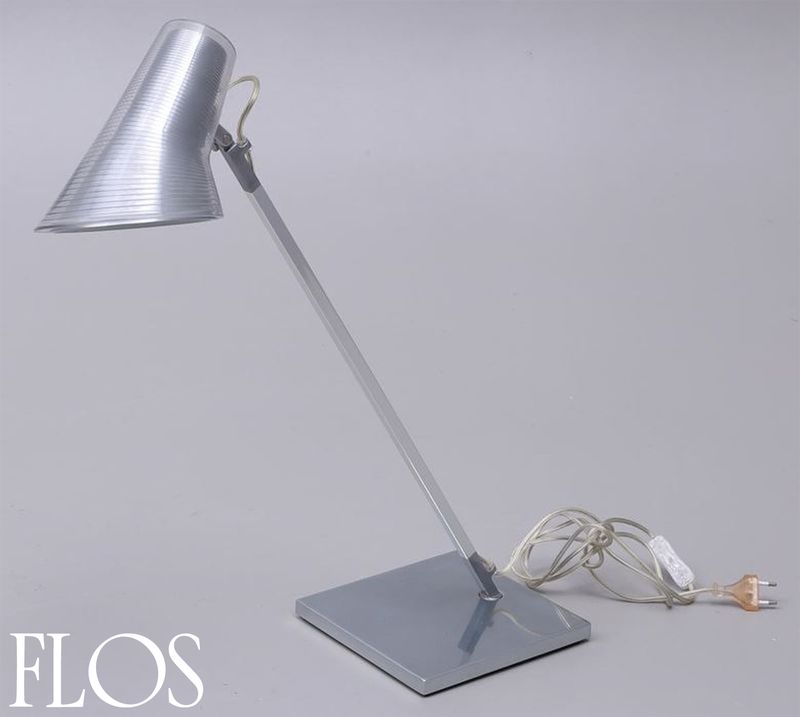 LAMPE DE BUREAU ARTICULEE DESIGN ANTONIO CITTERIO MODELE KELVIN T EDITION FLOS STRUCTURE EN FONTE D'ALUMINIUM, BRAS EN ACIER POLI ET ABAT-JOUR EN ALUMINIUM ET POLYMERE TRANSPARENT. CERTAINE VENDU DANS LEUR EMBALAGE D'ORIGINE. 98 X 20 X 20 CM. 35 UNITES. VENDU A L'UNITE AVEC FACULTE DE REUNION.