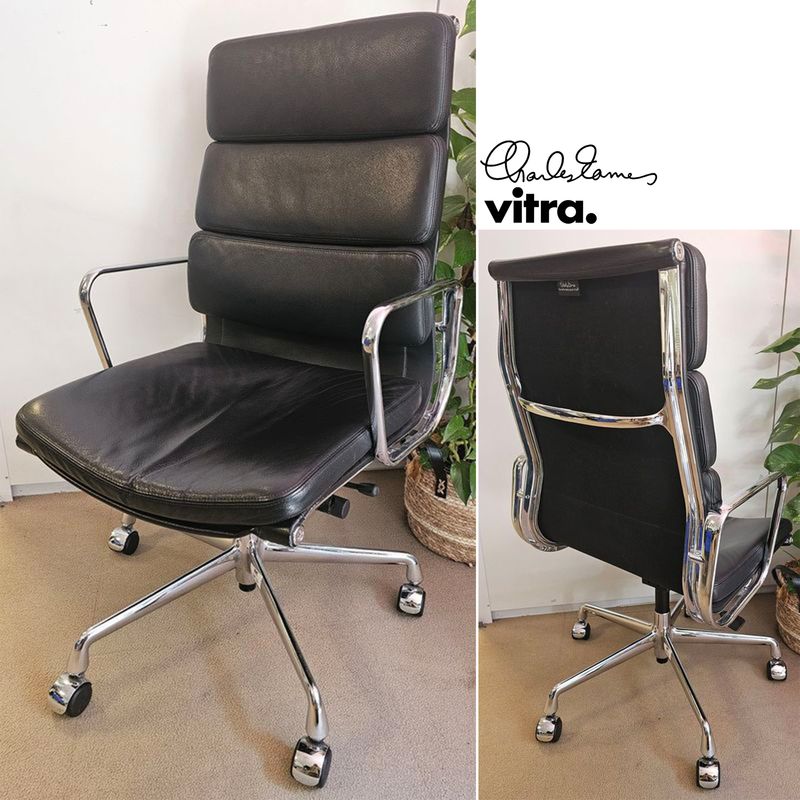 FAUTEUIL DE BUREAU SUR ROULETTES A HAUTEUR AJUSTABLE DESIGN CHARLES ET RAY EAMES MODELE SOFT PAD EA209 EDITION VITRA ASSISE ET DOSSIER EN CUIR DE COULEUR NOIR REPOSANT SUR UN PIETEMENT ETOILE A 5 BRANCHES EN FONTE D'ALUMINIUM CHROME. ENFONCEMENT DE L'ASSISE. PISTON HS. 102 X 72 X 62 CM.