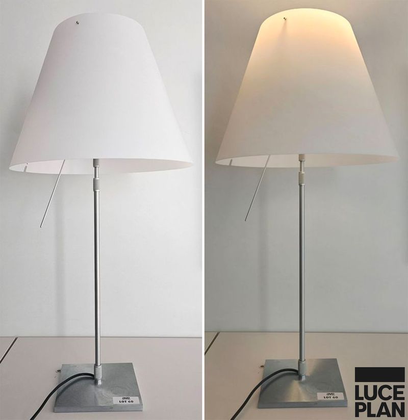 LAMPE A POSER A HAUTEUR AJUSTABLE DESIGN PAOLO RIZATTO MODELE CONSTANZA EDITION LUCE PLAN STRUCTURE ET BASE EN ALUMINIUM ET FONTE D'ALUMINIUM, ABAT-JOUR EN POLYMERE DE COULEUR BLANC. LUMIERE DIFFUSE A DECLENCHEMENT TACTILE. HAUTEUR MAX : 110 CM, HAUTEUR MIN : 67 CM, 40 X 40 CM. 2 UNITES. VENDU A L'UNITE AVEC FACULTE DE REUNION.