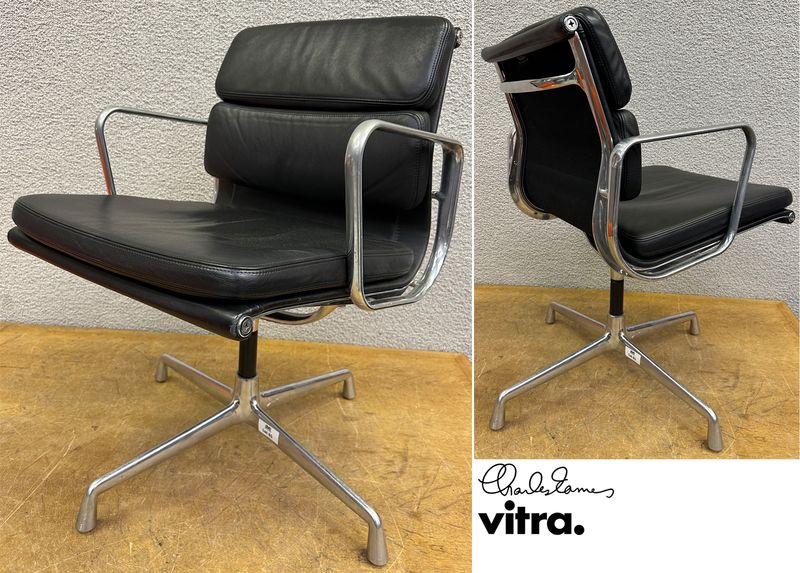 FAUTEUIL PIVOTANT DESIGN CHARLES ET RAY EAMES MODELE SOFT PAD EA208 EDITION VITRA, STRUCTURE EN ALUMINIUM, GARNITURE EN CUIR NOIR REPOSANT SUR UN PIETEMENT EN ETOILE A 4 BRANCHES SUR PATINS. USURES. 84 X 58 X 69 CM.