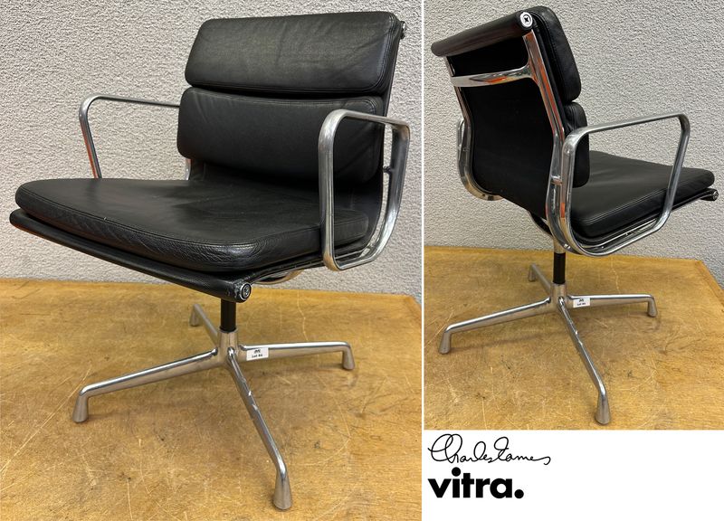 FAUTEUIL PIVOTANT DESIGN CHARLES ET RAY EAMES MODELE SOFT PAD EA208 EDITION VITRA, STRUCTURE EN ALUMINIUM, GARNITURE EN CUIR NOIR REPOSANT SUR UN PIETEMENT EN ETOILE A 4 BRANCHES SUR PATINS. USURES. 84 X 58 X 69 CM.