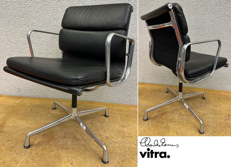 FAUTEUIL PIVOTANT DESIGN CHARLES ET RAY EAMES MODELE SOFT PAD EA208 EDITION VITRA, STRUCTURE EN ALUMINIUM, GARNITURE EN CUIR NOIR REPOSANT SUR UN PIETEMENT EN ETOILE A 4 BRANCHES SUR PATINS. USURES. 84 X 58 X 69 CM.