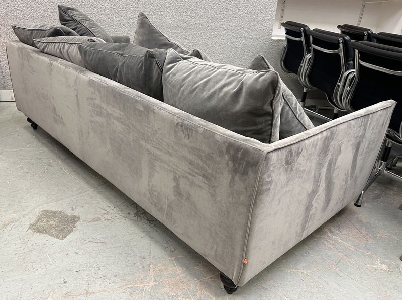 CANAPE 4 PLACES GRANDE PROFONDEUR EN TISSUS VELOURS DE COULEUR GRIS TAUPE DE MARQUE AM-PM MODELE ASVELOURS REPOSANT SUR 5 PIEDS EN BOIS NATUREL TOURNE ET 8 COUSSINS. 64 X 217 X 99 CM.