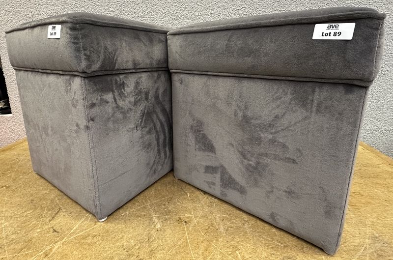 2 UNITES: POUF OU OTTOMAN CUBIQUE EN VELOURS DE COULEUR GRIS TAUPE. 46 X 46 X 41 CM.