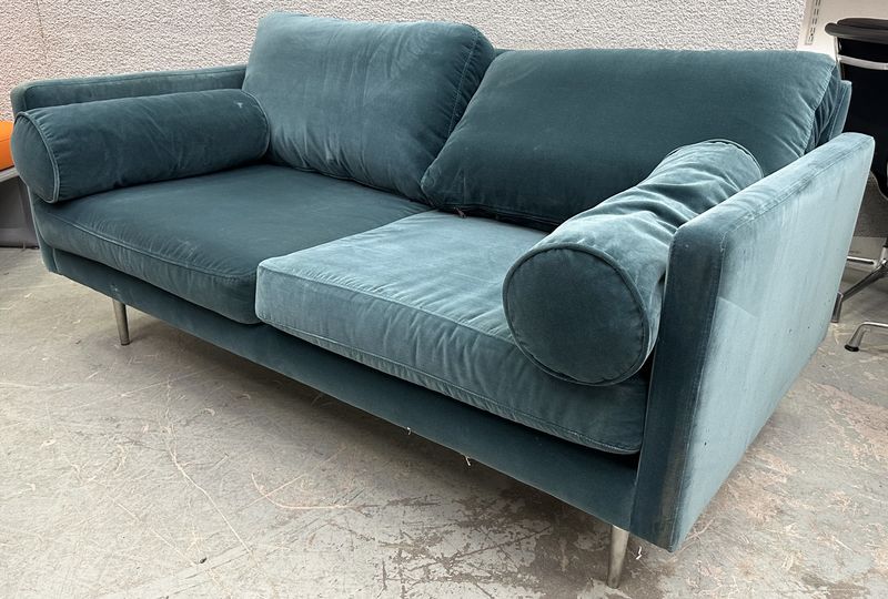 CANAPE 2 PLACES EN VELOURS DE COULEUR VERT PRUSSIEN DE MARQUE MADURA MODELE CESARE REPOSANT SUR 4 PIEDS EN ACIER CHROME. 65 X 160 X 88 CM.