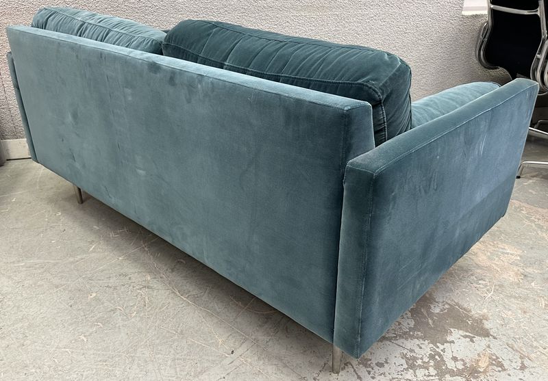 CANAPE 2 PLACE EN TISSUS VELOURS DE COULEUR VERT PRUSSIEN DE MARQUE MADURA MODELE CESARE REPOSANT SUR 4 PIED EN ACIER CHROME. 65 X 160 X 88 CM.