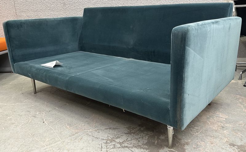 CANAPE 2 PLACE EN TISSUS VELOURS DE COULEUR VERT PRUSSIEN DE MARQUE MADURA MODELE CESARE REPOSANT SUR 4 PIED EN ACIER CHROME. 65 X 160 X 88 CM.