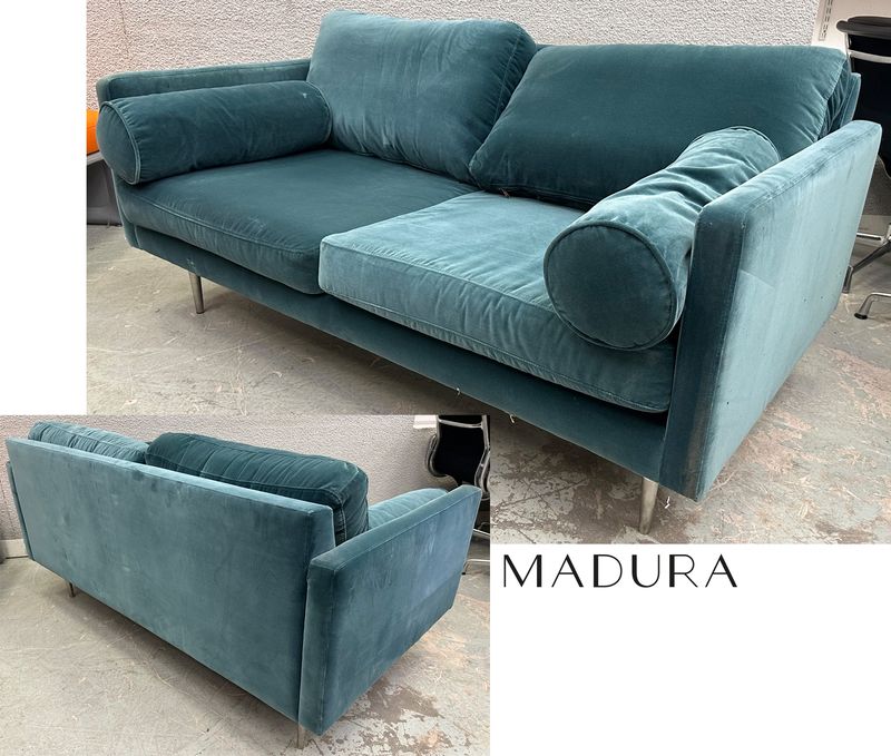 CANAPE 2 PLACES EN VELOURS DE COULEUR VERT PRUSSIEN DE MARQUE MADURA MODELE CESARE REPOSANT SUR 4 PIEDS EN ACIER CHROME. 65 X 160 X 88 CM.