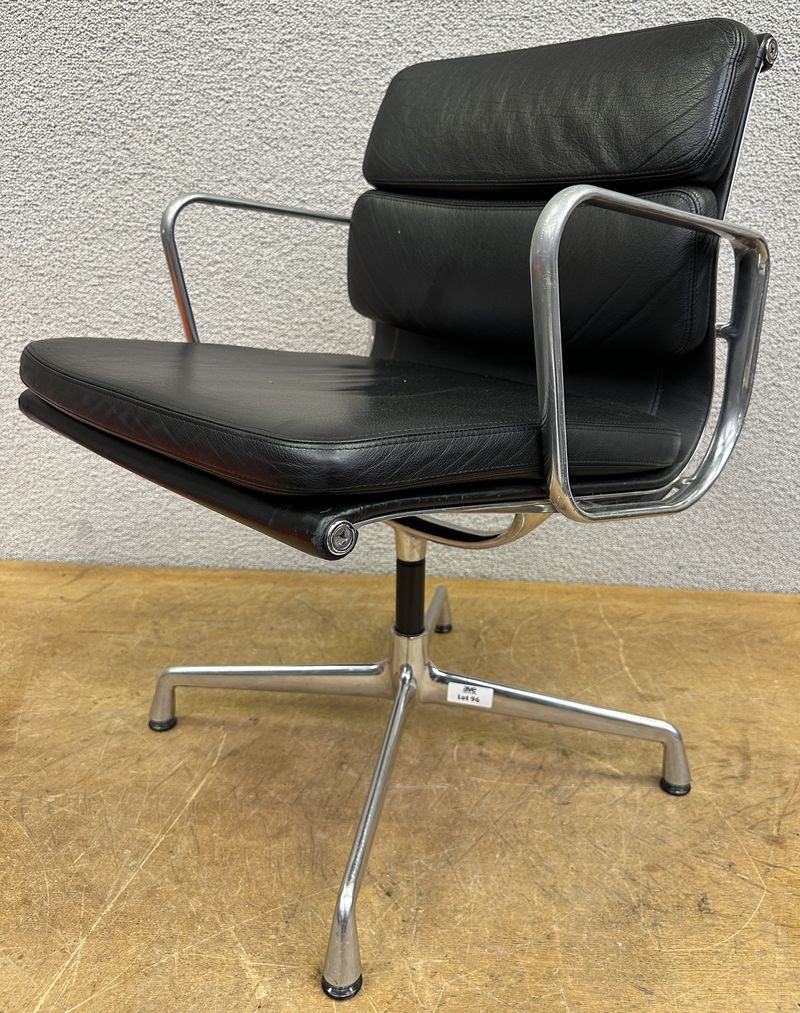 FAUTEUIL PIVOTANT DESIGN CHARLES ET RAY EAMES MODELE SOFT PAD EA208 EDITION VITRA, STRUCTURE EN ALUMINIUM, GARNITURE EN CUIR NOIR REPOSANT SUR UN PIETEMENT EN ETOILE A 4 BRANCHES SUR PATINS. USURES. 84 X 58 X 69 CM.