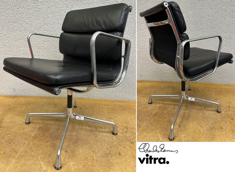 FAUTEUIL PIVOTANT DESIGN CHARLES ET RAY EAMES MODELE SOFT PAD EA208 EDITION VITRA, STRUCTURE EN ALUMINIUM, GARNITURE EN CUIR NOIR REPOSANT SUR UN PIETEMENT EN ETOILE A 4 BRANCHES SUR PATINS. USURES. 84 X 58 X 69 CM.