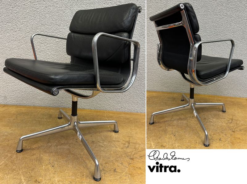 FAUTEUIL PIVOTANT DESIGN CHARLES ET RAY EAMES MODELE SOFT PAD EA208 EDITION VITRA, STRUCTURE EN ALUMINIUM, GARNITURE EN CUIR NOIR REPOSANT SUR UN PIETEMENT EN ETOILE A 4 BRANCHES SUR PATINS. USURES. 84 X 58 X 69 CM.