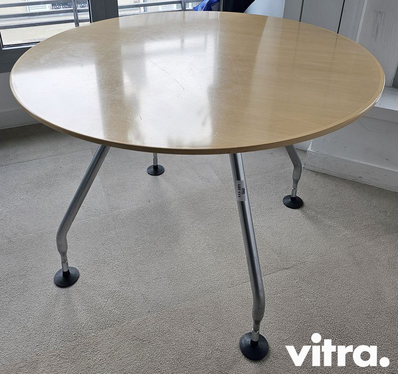 TABLE RONDE DESIGN ANTONIO CITTERIO MODELE AD HOC EDITION VITRA PLATEAU EN PLACAGE DE CHENE CLAIR REPOSANT SUR PIETEMENT A 4 PIEDS EN ACIER BROSSE. 72 X 100 CM.