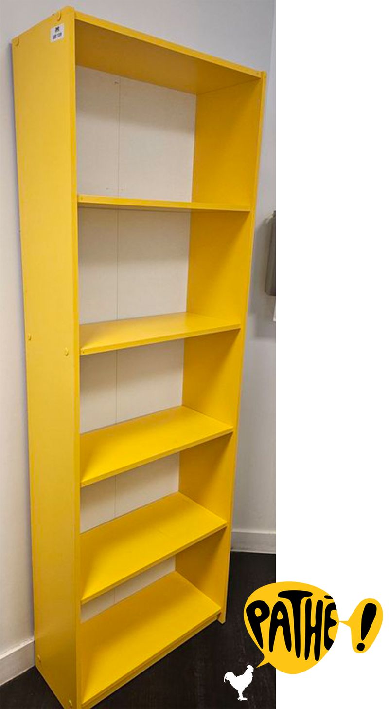 BIBLIOTHEQUE "PATHE" A 5 NIVEAUX EN BOIS STRATIFIE DE COULEUR JAUNE. 181 X 63 X 26 CM.