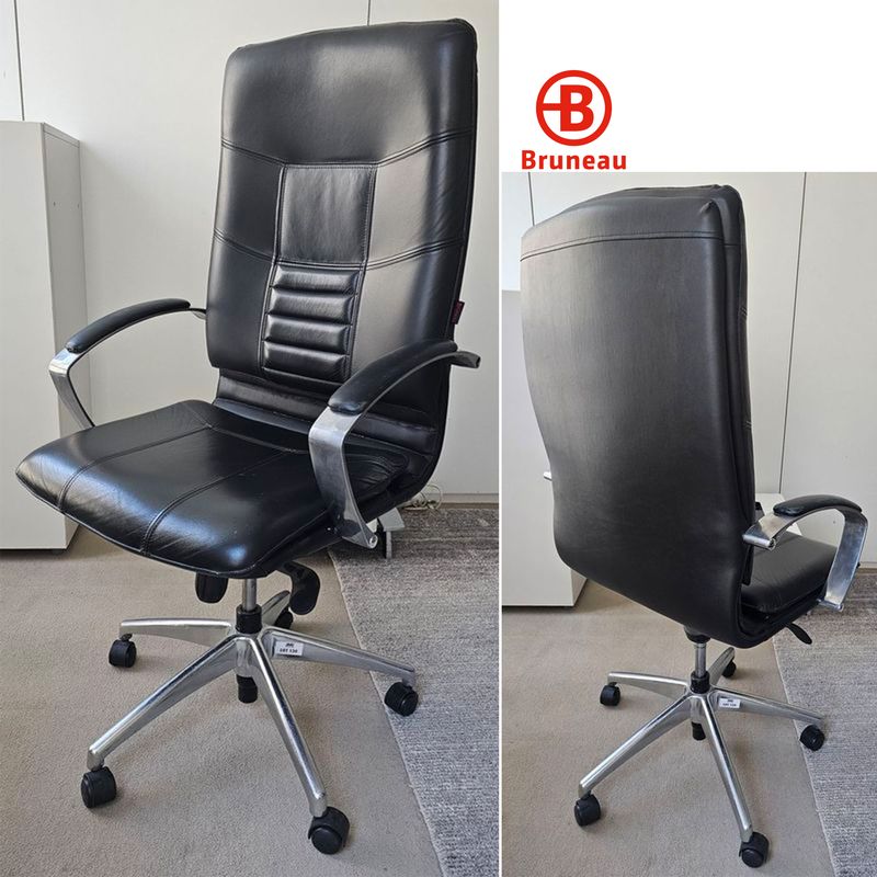 FAUTEUIL DE BUREAU SUR ROULETTE A HAUTEUR AJUSTABLE DE MARQUE BRUNEAU ASSISE ET DOSSIER EN CUIR DE COULEUR NOIR REPOSANT SUR UN PIETEMENT ETOILE A 5 BRANCHES EN ALUMINIM BROSSE. CUIR DES ACCOUDOIRS TRES USE. HAUTEUR MINI : 116 ; HAUTEUR MAX : 126 ; 65 X 65 CM.