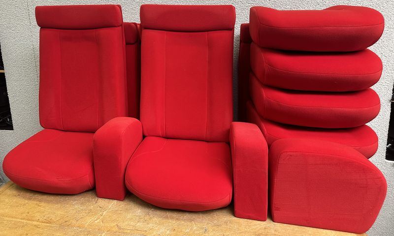 ELEMENTS DE FAUTEUILS DE CINEMA DE MARQUE PATHE EN VELOURS DE COULEUR ROUGE COMPRENANT : 8 DOSSIERS, 8 ASSISES ET 3 ACCOUDOIRS.