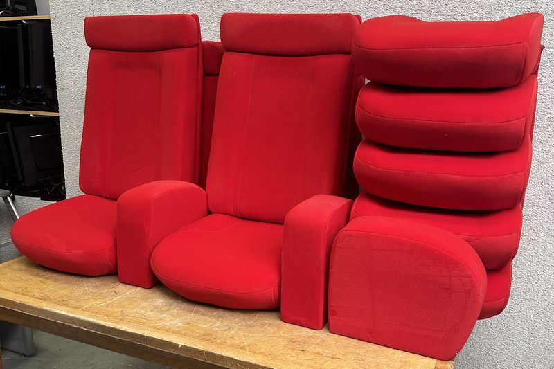 ELEMENTS DE FAUTEUILS DE CINEMA DE MARQUE PATHE EN VELOURS DE COULEUR ROUGE COMPRENANT : 8 DOSSIERS, 8 ASSISES ET 3 ACCOUDOIRS.