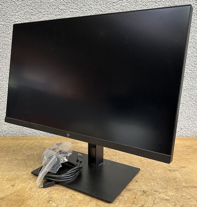 MONITEUR SUR PIED A ECRAN LED 4K DE 27 POUCES DE MARQUE HP MODELE HP724 4K UHD DISPLAY. VENDU AVEC CABLES VIDEO ET ALIMENTATION.