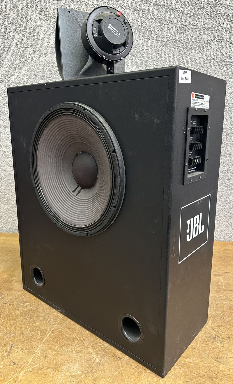 ENCEINTE DE MARQUE JBL PROFESSIONAL MODELE 3678 PROFESSIONAL PRODUCTS THX SCREEN CHANNEL SYSTEM. 300 WATTS A 8 HOMS. 100 X 65 X 29 CM. 3 UNITES. VENDU A L'UNITE AVEC FACULTE DE REUNION.