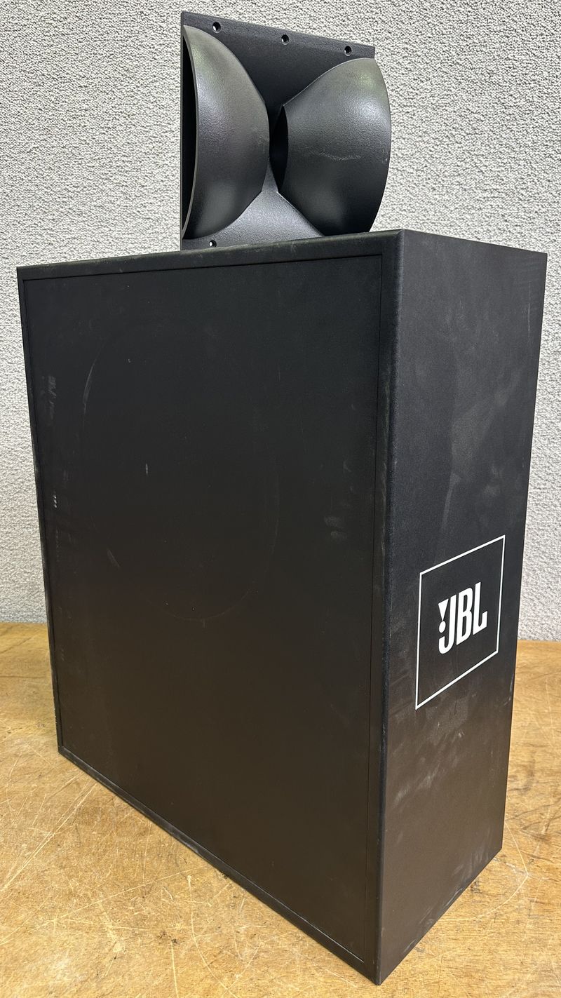 2 UNITES: ENCEINTE DE MARQUE JBL PROFESSIONAL MODELE 3678 PROFESSIONAL PRODUCTS THX SCREEN CHANNEL SYSTEM. 300 WATTS A 8 HOMS. 100 X 65 X 29 CM.