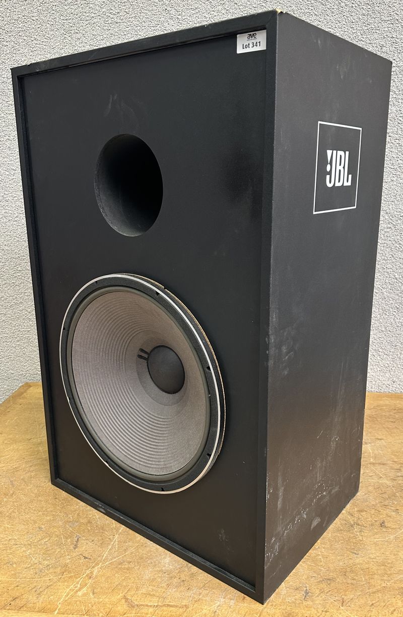 2 UNITES: ENCEINTE DE MARQUE JBL PROFESSIONAL MODELE 4645C PROFESSIONAL SERIES THX SCREEN CHANNEL SYSTEM. 800 WATTS A 8 HOMS. 99.5 X 65 X 45 CM.