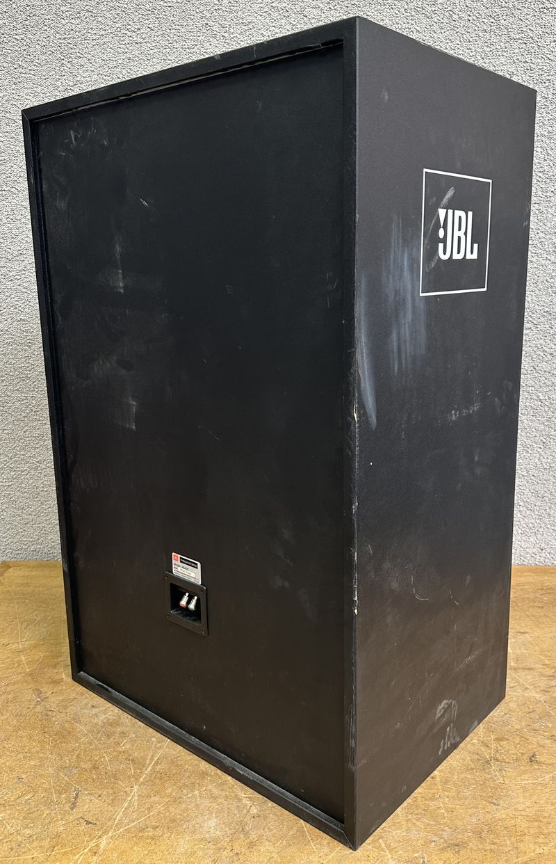 ENCEINTE DE MARQUE JBL PROFESSIONAL MODELE 4645C PROFESSIONAL SERIES THX SCREEN CHANNEL SYSTEM. 800 WATTS A 8 HOMS. 99.5 X 65 X 45 CM. 2 UNITES. VENDU A L'UNITE AVEC FACULTE DE REUNION.