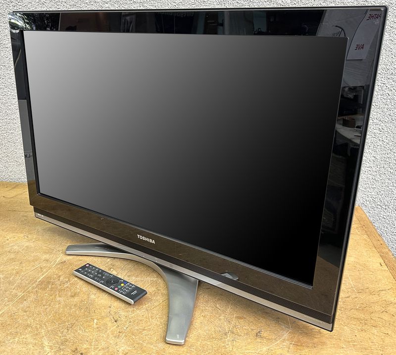 TELEVISION SUR PIED A ECRAN LCD FHD DE 37 POUCES DE MARQUE TOSHIBA MODELE 37X3030D. VENDU AVE TELECOMMANDE ET CABLE D'ALIMENTATION.