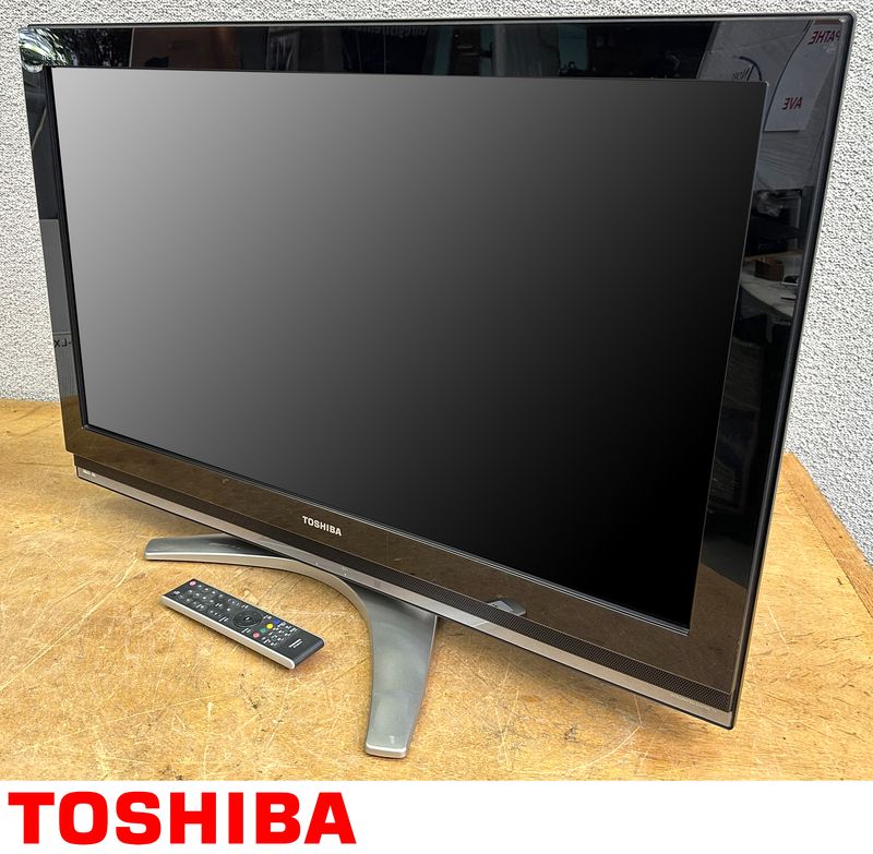 TELEVISION SUR PIED A ECRAN LCD FHD DE 37 POUCES DE MARQUE TOSHIBA MODELE 37X3030D. VENDU AVE TELECOMMANDE ET CABLE D'ALIMENTATION.