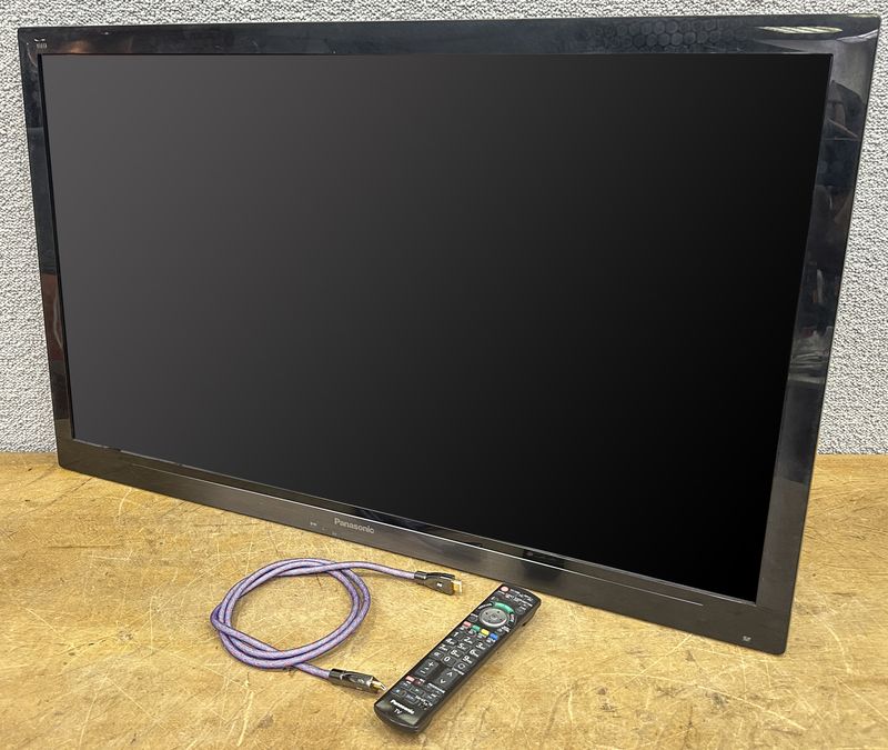 TELEVISION MURALE CONNECTEE A ECRAN LED HD DE 42 POUCES DE PANASONIC MODELE DX-LF42E30 A ENCEINTES STEREO INTEGREES DE 2 X 10 WATT. VENDU AVEC TELECOMMANDE, SUPPORT MURAL, CABLE D'ALIMENTATION ET VIDEO.