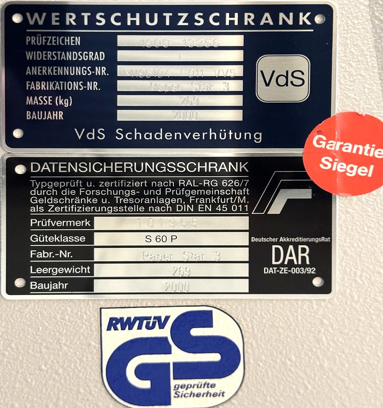 COFFRE FORT A CLEF IGNIFUGE OUVRANT PAR UNE PORTE SUR 2 ETAGERES DE MARQUE HARTMANN TRESORE MODELE PAPER STAR 3, CLASSE S60P EN ACIER LAQUE DE COULEUR GRIS. VENDU AVEC UN KIT BOULONS DE FIXATION AU MUR OU SOL. POIDS : 269 KG. 104 X 54 X 62 CM.