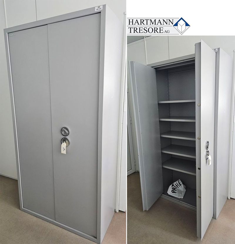 ARMOIRE FORTE A CLEF EN ACIER LAQUE GRIS OUVRANT PAR 2 PORTES SUR 5 ETAGERES DE MARQUE HARTMANN TRESOR MODELE PP0800G1. 197 X 100 X 48 CM. 180 KG. VENDU AVEC SA CLEF.