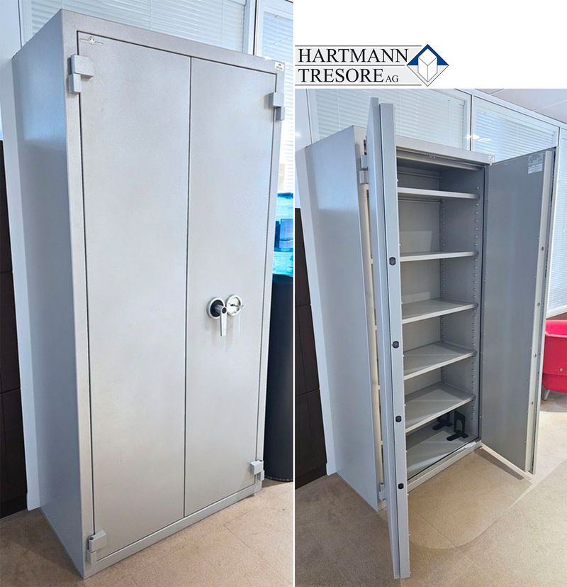 ARMOIRE FORTE IGNIFUGEE A CLEF EN ACIER LAQUE GRIS OUVRANT PAR 2 PORTES SUR 5 ETAGERES DE MARQUE HARTMANN TRESOR MODELE UP0700G1. 197 X 100 X 48 CM. 230 KG. VENDU AVEC SA CLEF.