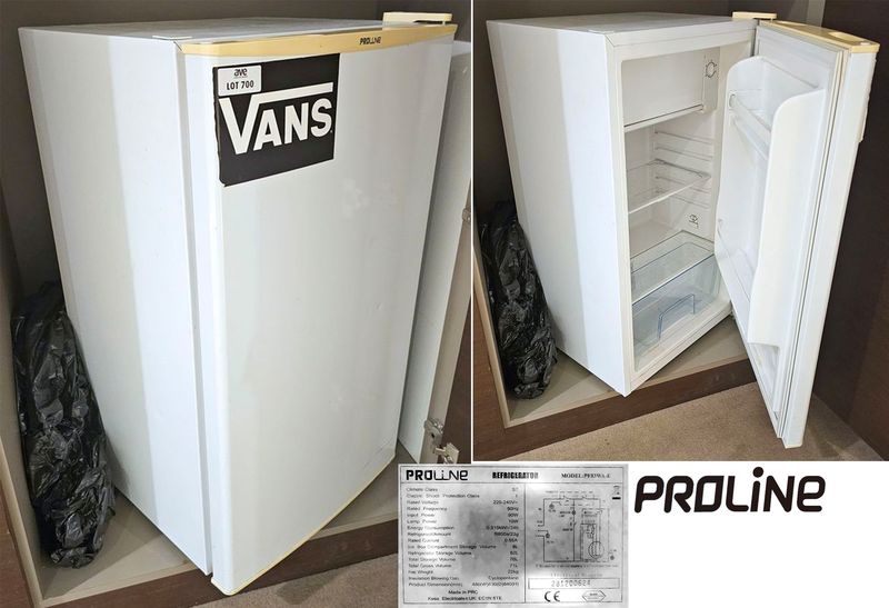 REFRIGERATEUR AVEC COMPARTIMENT CONGELATION DE MARQUE PROLINE MODELE PF83WA-E OUVRANT PAR UNE PORTE SUR UNE ETAGERE ET UN BAC A LEGUMES. 83 X 47 X 43 CM.