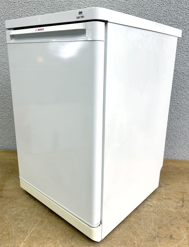 REFRIGERATEUR 140 LITRES A COMPARTIMENT CONGELATEUR DE MARQUE BOSCH MODELE FD8707. INCOMPLET : MANQUE BAC A LEGUME. 85 X 55 X 60 CM.