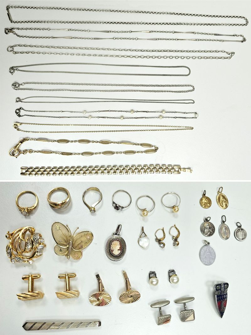 34 BIJOUX COMPRENANT : 9 CHAINES DIVERS MAILLES DONT MAILLE FORCAT, MAILLE JASERON ET MAILLE GOURMETTE ; 1 BRACELET DE MAILLE GRAIN DE RIZ ; 6 BAGUES DIVERS MODELES . 6 MEDAILLES RELIGIEUSES ; 4 PAIRES DE BOUTONS DE MANCHETTES . 3 BROCHES ; 2 PENDENTIFS DONT 1 CAMEE ET 1 PAIRE DE BOUCLE D'OREILLE A BRILLANT.