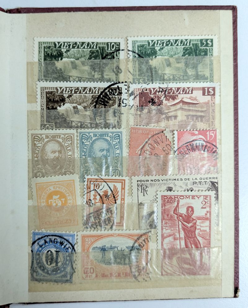 COLLECTION DE TIMBRE DU MONDE EN 4 ALBUMS DE TIMBRES SEMI-MODERNES ET MODERNES, NEUFS OU OBLITERES DONT : EUROPE (EMPIRE ALLEMAND, 3EME REICH, ALLEMAGNE, FRANCE, AUTRICHE, BELGIQUE, GRANDE BRETAGNE ...) ; AFRIQUE (AFRIQUE EQUATORIALE FRANCAISE, DAHOMEY, SENEGAL, SOUDAN, CAMEROUN, EGYPTE, MAROC, REUNION, TUNISIE ...) ; AMERIQUE (CANADA, MEXIQUE, NICARAGUA, GUADELOUPE, GUYANE, ARGENTINE, VENEZUELA ...) ; ASIE (CHINE, INDE ANGLAISE, INDE FRANCAISE, INDOCHINE, VIETNAM, JAPON, ISRAEL, JORDANIE, KUWAIT, ARABIE SAOUDITE ...) ET OCEANIE (NOUVELLE CALEDONIE, ETAT FRANCAIS DE L'OCEANIE, NOUVELLE ZELANDE ...). POSTE AERIENNE, SERIES DE GRANDS HOMME, DE REGION ... ON Y JOINT 18 ENVELOPPES "BUDAPEST" TIMBREES ET OBLITEREES.